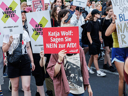 Carteles en oposición al AfD, Turingia, Alemania, 1 de septiembre de 2024. La AfD es criticada por su agenda de extrema derecha y ha sido acusada de albergar simpatizantes del pasado nazi, como es el caso de Björn Höcke