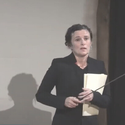 Incorpora relaciones entre objetos no relacionables entre si, y con el texto, unas veces en prosa otras en verso, siempre cargado de poesía. La música interpretada en vivo acompaña y también evoca ambientes, unas veces alegres otras intimistas