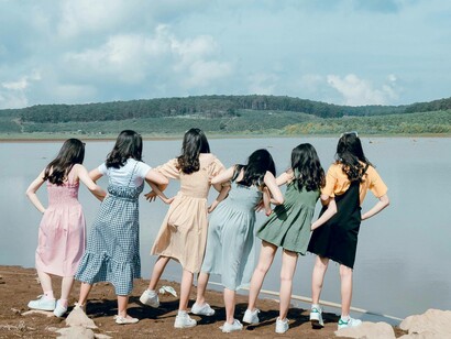 Amigas se divertem juntas. Um processo de metamorfose único, individual e que deve ser reconhecido com aplausos porque nem todos nós temos essa vontade em reconhecer que precisamos de ser melhores