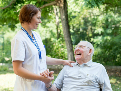 Dare la possibilità all'anziano di non sentirsi solo 