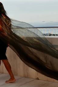 Rick Owens è noto per il suo approccio all'alta moda che fonde elementi di brutalismo e decadenza, creando capi che sfidano le convenzioni con un'estetica oscura e scultorea