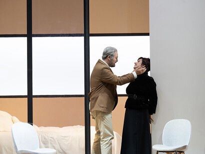 Così fan tutte. Les quatre amants ne sont pas des jeunes premiers, promis à de futures noces, mais des plutôt des maris et des femmes bien rôdés, de véritables partenaires de longue date © Monika Rittershau