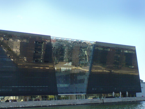 El Diamante negro, Copenhague, edificio de la Bibliuoteca Real de Dinamarca.
El estudio puede dar un arquitecto con la habilidad de integrar las herramientas de Inteligencia Artificial de manera que potencien, en lugar de remplazar, el toque humano