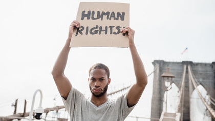 Pauvreté et inégalité. Tous les sujets, des droits humains à la paix, en passant par le climat, les migrations et l'économie, sont en effet interconnectés