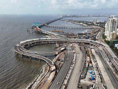 The Coastal Road, a 29.2-km long, 8-lane expressway, runs along Mumbai's western coastline, linking Marine Lines in the south to Kandivali in the north, India