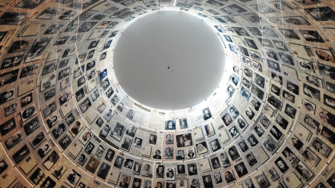 Yad Vashem, il cono di fotografie delle vittime dell'Olocausto