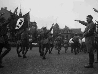 Em relação à proibição de S.A. O "exército privado" de Adolf Hitler! Adolf Hitler, o líder supremo da banida S.A. na aceitação de uma marcha em Braunschweig
