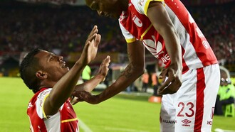 Wilson Morelo y Luis Quiñones celebran una victoria del Independiente Santa Fe