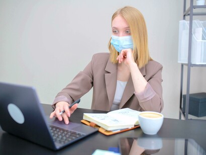 O primeiro emprego, outrora estável, hoje é um labirinto de precariedade e expectativas