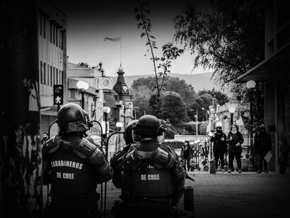 Dos carabineros uniformados enfrentan una protesta en Santiago, capital de Chile