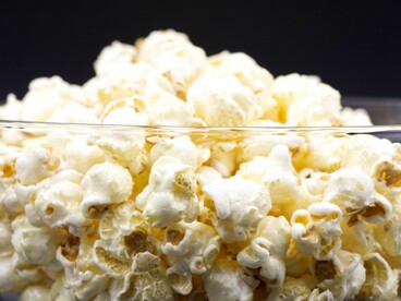 Tigela repleta de pipoca recém-preparada. Um alimento leve e rico em fibras que também carrega lembranças afetivas