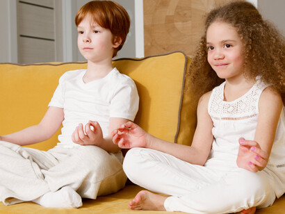 Crianças aprendem a meditar como forma de se acalmarem e iniciarem a concentração para um dia na escola