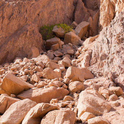Blocos de terra continentais muito grandes costumam ter o interior seco