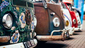 I Van della Volkswagen decorati dai "figli dei fiori" negli anni '60