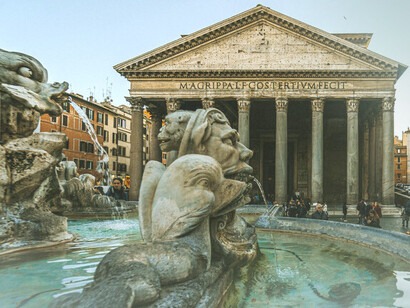 La geometria del Pantheon si basa quindi essenzialmente sulle figure del quadrato e del cerchio. Roma, Italia
