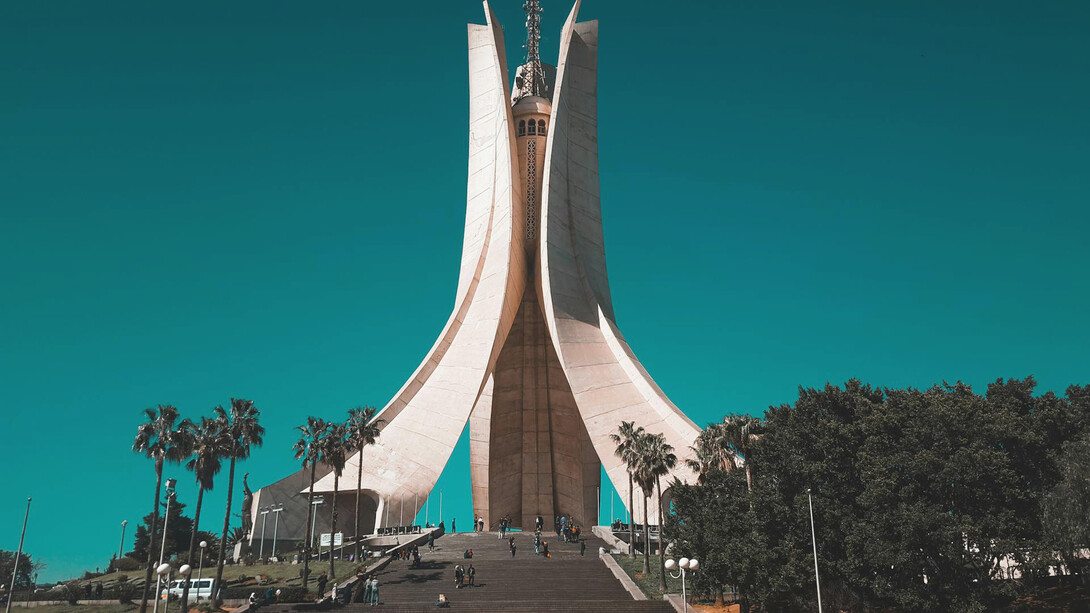 El Monumento de los Mártires, ubicado en Argel (capital de Argelia), conmemora la guerra de Argelia​ por la independencia de Francia