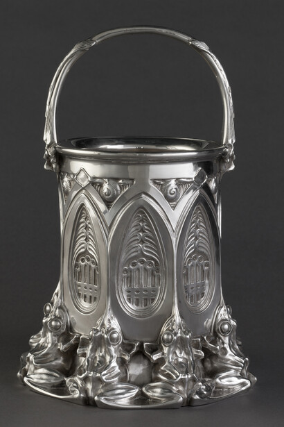 Carlo Bugatti et Adrien Hébrard (fondeur), Seau à glace, 1907, Argent, 25 cm x 16,2 (diam.), Paris, Musée d’Orsay © Musée d’Orsay Dist. RMN-grand Palais / Patrice Schmidt