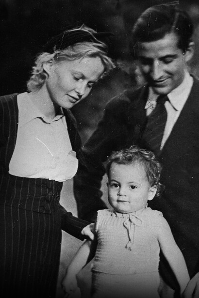 Bruno Pontecorvo, la moglie Marianne e il primogenito Gil. Fu uno dei primi scienziati a proporre l'oscillazione dei neutrini, un fenomeno fondamentale poi confermato sperimentalmente molti anni dopo 