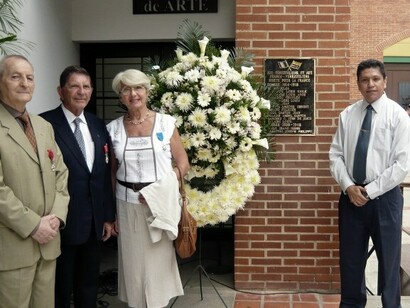 Colegio Francia de Caracas: sobre el muro, en negro, la placa con los nombres de los venezolanos caídos en la Primera Guerra Mundial
