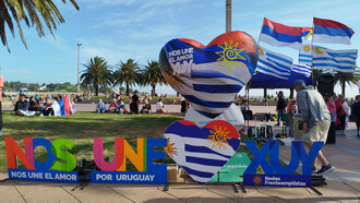 Banderazo como parte de la campaña electoral del Frente Amplio. 3 de noviembre de 2024, Montenvideo, Uruguay
