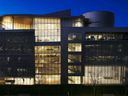 MIT Media Lab di notte, istituto di ricerca di Boston, Massachusetts, USA