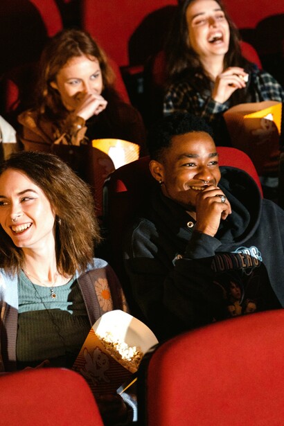 Amigos riem do filme no cinema