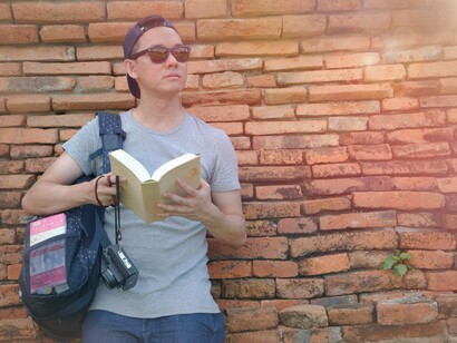 Homem migrante. Esse estado de alienação pode aumentar o risco de transtornos mentais e emocionais, como ansiedade e depressão. A síndrome do Imigrante com Estresse Múltiplo, também conhecida como síndrome de Ulisses, é uma condição mental específica que acomete pessoas em trânsito e os sintomas envolvem quadros depressivos, ansiosos e dissociativo