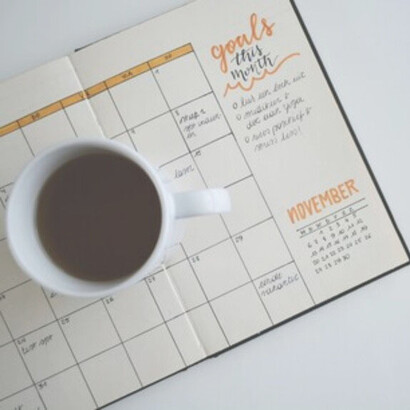 Obiettivi del mese. Per alcune persone può essere l’occasione di tirare le somme dell’anno vissuto: obiettivi raggiunti o strade intraprese impreviste, giri di boa, bilanci di fine anno a livello emotivo, familiare, sociale e spirituale