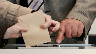 Ante neutrales partidos centristas, el extremismo político comienza a hacerse oír en los resultados electorales