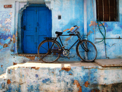 Bundi, India. Una bicicleta en la puerta de casa
