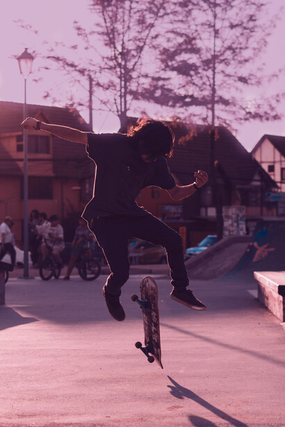 Le skatepark n’est pas qu’un terrain : c’est une scène où la créativité s’élance et défie la gravité