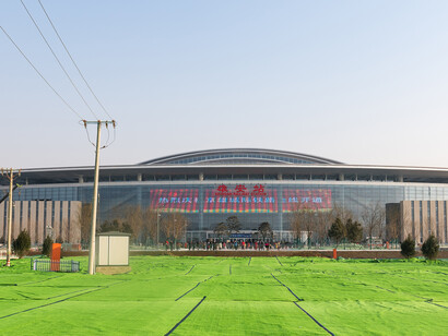Fachada oeste de la estación de tren de Xiongan; 2020, solo se puede acceder a la plaza oeste; ¡la parte este todavía está en obras! Xiong'an, 2019. Provincia de Hebei, China