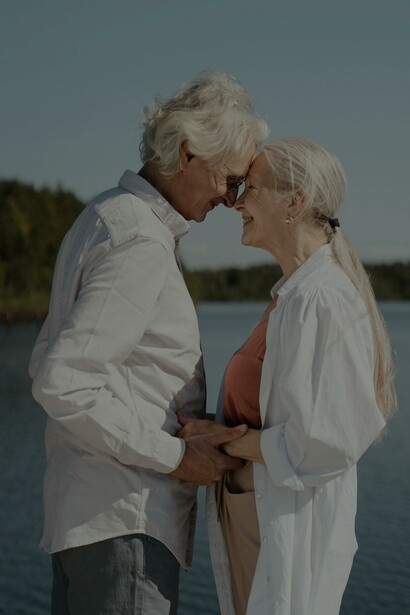 Um casal de idosos em pé