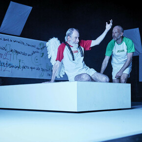Conversation entre jean ordinaires. Avec l'aimable autorisation du Théâtre Le Quai