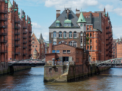 Castillo con excavación profunda que circuye la fortaleza en la Speicherstadt, Hamburgo, Alemania