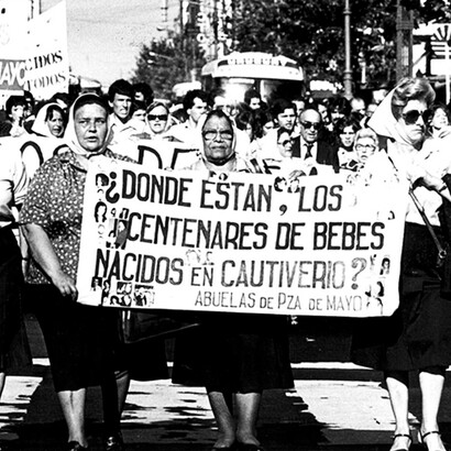 Integrantes de Abuelas de Plaza de Mayo reclamando: "¿Dónde están los centenares de bebés nacidos en cautiverio?". Buenos Aires, Argentina