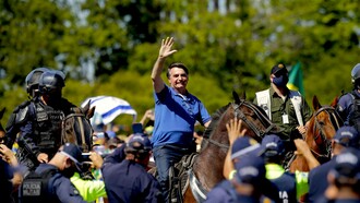 Bolsonaro, del fin de semana pasado, a caballo dándose un baño de masas