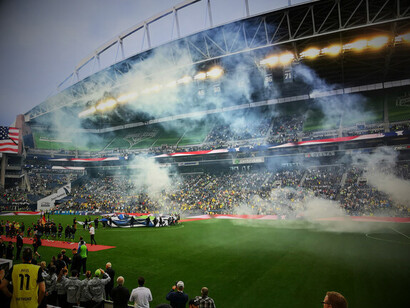 Premiers instants de tension et d’espoir sous les couleurs des supporters