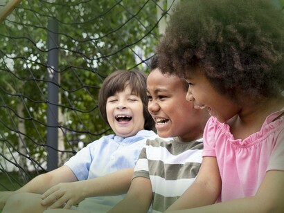 Crianças brincando em praça. Acredito na vida comunitária: nessa em que os vizinhos se cumprimentam diariamente e se auxiliam sempre que necessário. Acredito que juntos, como membros de uma instituição, de um bairro ou de uma nação podemos ser mais fortes, chegar mais longe. Acredito que esse ser coletivista, que participa ativamente da vida escolar ou comunitária, é construído dentro de casa, na vida familiar cotidiana