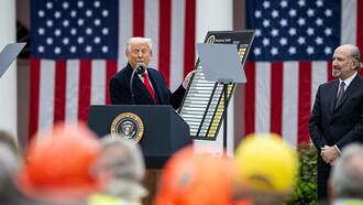 Il Presidente Donald Trump firma un ordine esecutivo sui piani tariffari dell'Amministrazione durante l'evento “Make America Wealthy Again”, mercoledì 2 aprile 2025, nel Giardino delle Rose della Casa Bianca (Foto ufficiale della Casa Bianca di Daniel Torok)