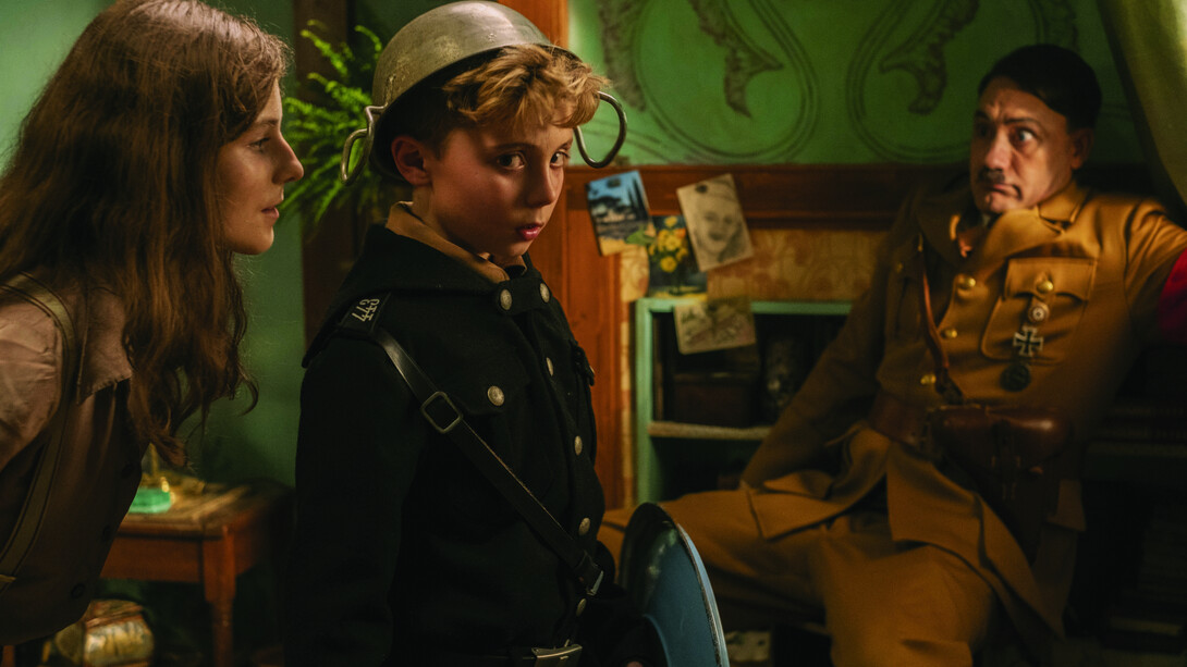Los actores Thomasin McKenzie, Roman Griffin y Taika Waititi durante una secuencia del
film Jojo Rabbit. Foto: Kimberley French. Twentieth Century Fox Film Corporation