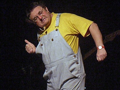 Henri Giraud imita Coluche de macacão na primeira parte de seu espetáculo Tchao l'enfoiré, 2010. Coluche jamais ensejou ares providenciais como o general De Gaulle. Mas diante da crise atual francesa ele representa alguma esperança. Ou, ao menos, alguma razão para voltar-se a sorrir