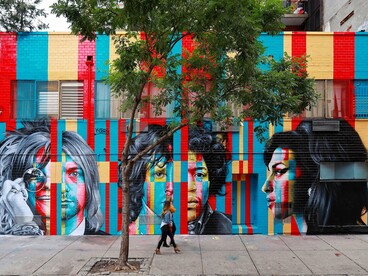 "Clube 27", de Eduardo Kobra, em Lower East Side, Manhattan, Nova York. O mural reúne retratos de Jimi Hendrix, Janis Joplin, Jim Morrison, Kurt Cobain e Amy Winehouse, transformando a memória de artistas que morreram aos 27 anos em uma composição marcada por cores intensas e formas geométricas. A obra evidencia a linguagem visual que ajudou Kobra a conquistar reconhecimento internacional