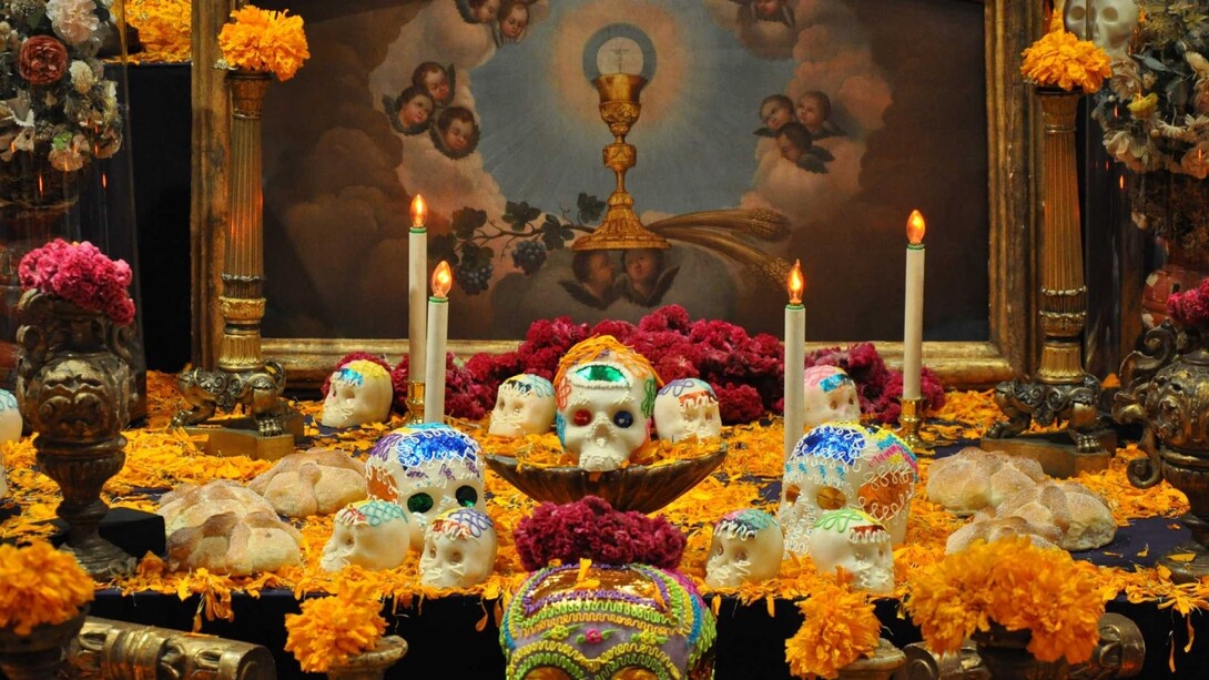 Altar preparado para conmemorar el Día de Muertos
