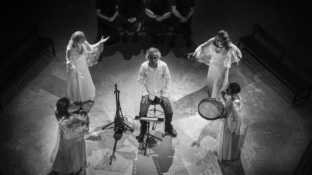 Shoja Azari, Mohsen Namjoo, Shirin Neshat. Passage through the world (2015)