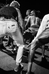 A criminalização dos pancadões revela um racismo estrutural que não se limita à repressão policial. Ela se estende à forma como o Estado e a sociedade classificam manifestações culturais. O funk, principal gênero musical dos pancadões, é constantemente acusado de promover apologia ao crime, à sexualidade precoce e à violência. Mas o que esses artistas fazem é retratar a realidade que vivem. As letras falam de abandono, sobrevivência, desejo de ascensão e enfrentamento da violência — temas que fazem parte do cotidiano da favela. O incômodo não está no conteúdo, mas no fato de que ele escancara uma realidade que a elite prefere ignorar