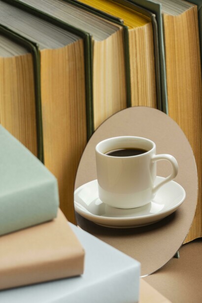 Entre les pages et le café, le temps semble s’écouler plus lentement