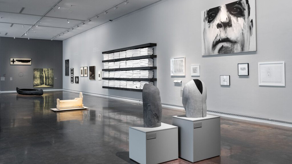 Varios artistas, Habitar las sombras, vista de exhibición. Cortesía de IVAM