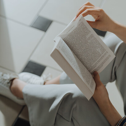 Mãos folheiam um livro de poemas