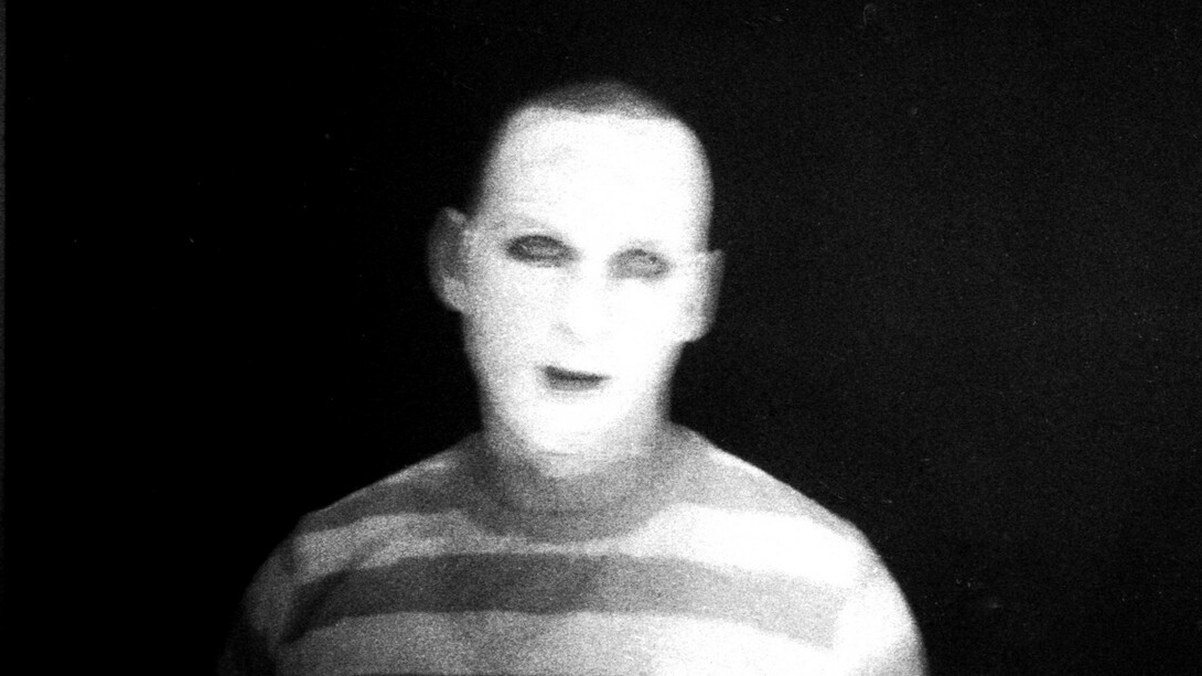 Little Dark Age. Un volto corroso fino ai minimi termini dalla sua stessa luminescenza